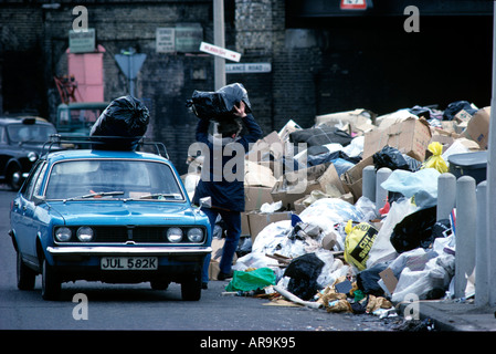 Hiver du mécontentement. Des déchets se sont accumulés dans les rues à l'est de Londres alors que les collecteurs de déchets étaient en grève avec les employés du secteur public. 1979 Banque D'Images