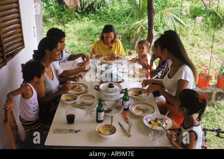 Famille créole africain manger accueil repas cuisiné sur l'île de La Digue aux Seychelles Banque D'Images