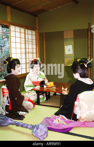 Maiko-san ou Geishas dans une maison de thé à Tokyo, Japon Banque D'Images