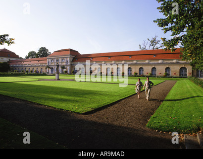 Couple crossing jardins de Palais de Charlottenburg à Berlin, Allemagne Banque D'Images