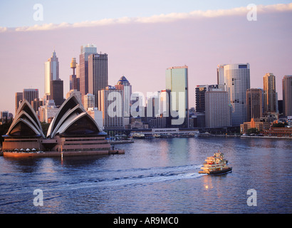 Traversier pour passagers ou bateau-taxi passant Opera House sur le port de Sydney à l'aube Banque D'Images