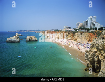 Hôtels et les baigneurs sur les plages de la Méditerranée le long de la plage Praia da Rocha au Portugal Banque D'Images