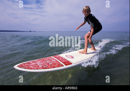 Enfant apprendre à surfer à Jersey Channel Islands Banque D'Images