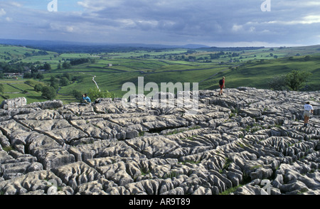 Au-dessus de lapiez Malham Cove dans la région de Yorkshire Dales National Park en Angleterre Banque D'Images