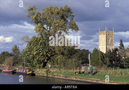 Les promeneurs sur le chemin de halage du canal de Gloucester et la netteté de l'adopter une église à Frampton sur Severn Gloucestershire Banque D'Images