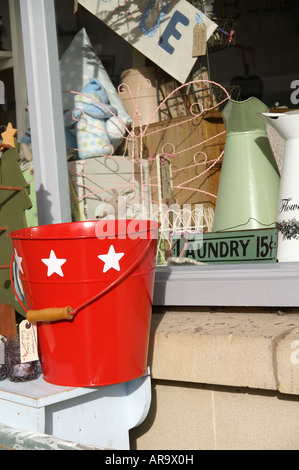 Godet rouge à étoiles blanches à vendre dans une vitrine dans le Gloucestershire Stroud Banque D'Images