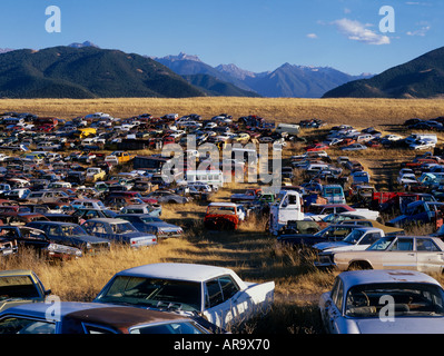 Masse de voitures abandonnées dans la région des prairies, des montagnes Rocheuses, USA Banque D'Images