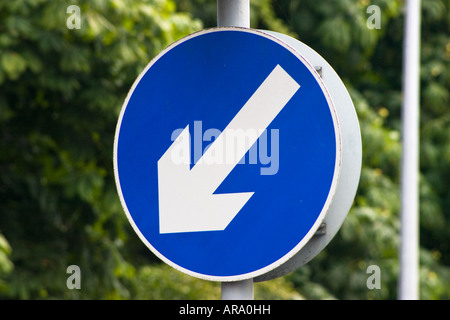 Garder la gauche road sign Banque D'Images