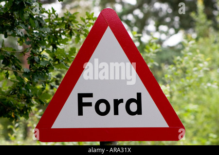 Attention Avant de ford road sign Banque D'Images