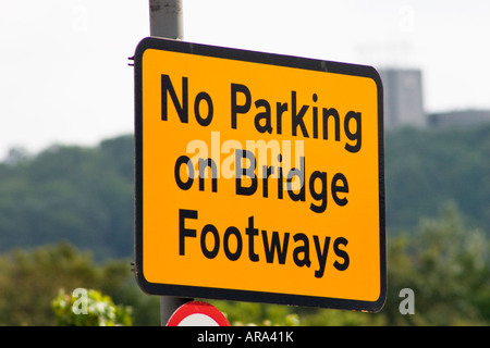 Aucun stationnement sur le pont footways road sign Banque D'Images