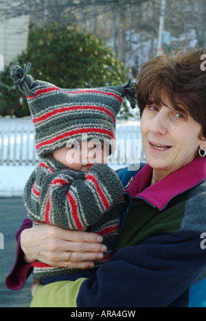 Grand-mère et de six (6) mois, petit-fils posent à l'extérieur dans la neige. Melrose, Massachusetts, États-Unis Banque D'Images