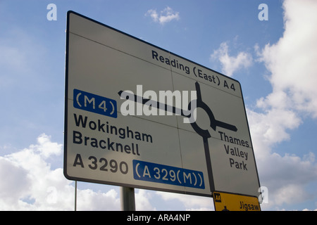 Inscrivez-vous sur la navigation sur l'A4 à l'intersection avec l'A329M dans la lecture Berkshire Banque D'Images