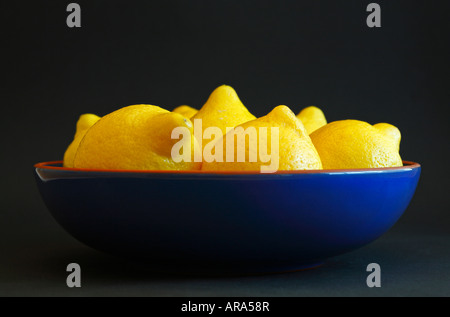 Bol de citrons sur la masse sombre dans un bol bleu. Banque D'Images