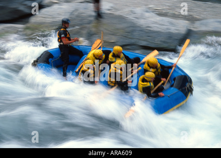 Radeau sur Rapids sortant d'Oxenbridge Shotover River Tunnel près de Queenstown Nouvelle Zelande Banque D'Images