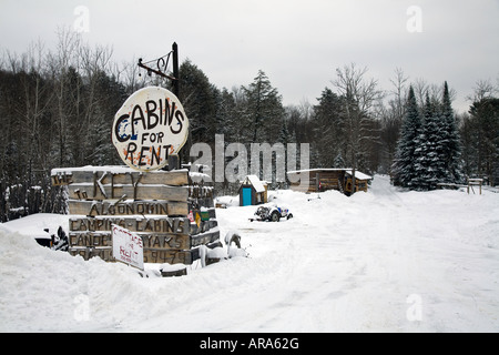 Chalet en bois à louer à l'hiver dans le Nord de l'Ontario, Canada Banque D'Images