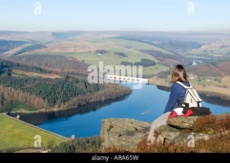 Walker femelle assis sur Bamford Edge dans le Derbyshire 'Grande-bretagne' Banque D'Images