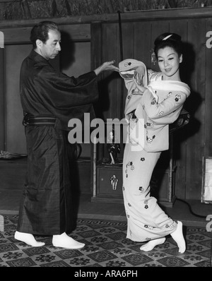 Kyo, Machiko, * 25.3.1924, actrice japonaise, pleine longueur, réentendant une danse pour 'La Teahouse de la Lune d'août', 1956, Banque D'Images