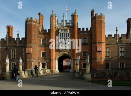 Façade principale Hampton Court Palace Banque D'Images