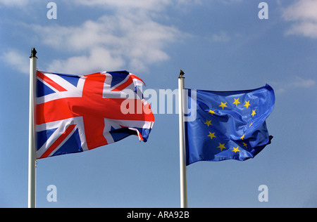 Un drapeau du Royaume-Uni volant à côté d'un drapeau de l'Union européenne, du drapeau Jack de la Grande-Bretagne et du drapeau de l'Union européenne. Brexit Banque D'Images