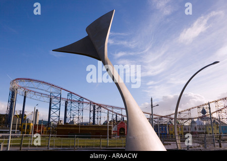 Blackpool Lancashire England South Promenade sculpture à l'abri du vent pivotant grand roller coaster derrière Banque D'Images