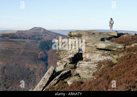 Femme walker sur Bamford edge dans le Derbyshire' Grande-bretagne' Banque D'Images