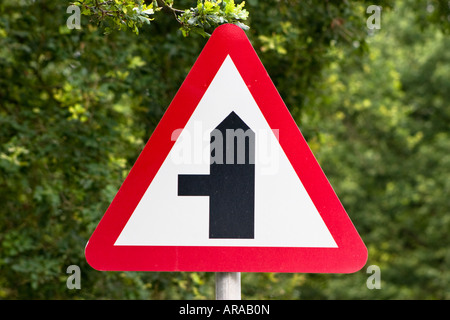 Attention la sortie sur la gauche panneau routier Banque D'Images