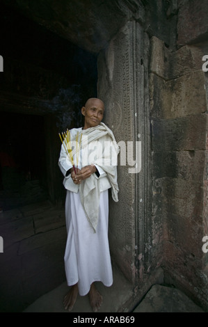 Nun en robe blanche à Angkor Wat temple Banque D'Images