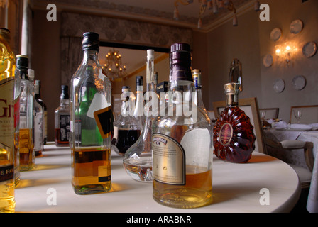 Une collection de bouteilles de boissons alcoolisées dans un restaurant chic Prague république tchèque Banque D'Images