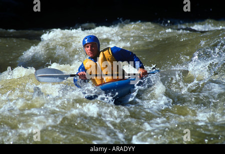 Kayak en eau vive sur Clear Creek, près de Golden Colorado Banque D'Images