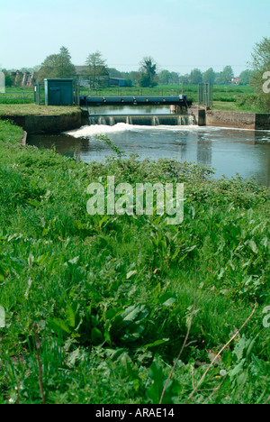 Weir sur rivière Waveney Serrures à Wainford Banque D'Images