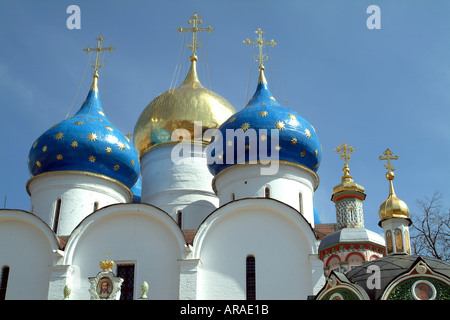 Sergiev Posad 60 kms de Moscou Russie dômes colorés de la cathédrale de l'assomption de Saint Monastère Serguiev Banque D'Images