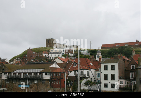 L'abbaye de Whitby, un jour pluvieux d'été, avec des maisons et des mâts en premier plan Banque D'Images