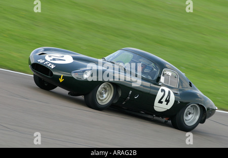 1962 Jaguar E-Type low drag Coupé conduit par Jochen Mass au Goodwood Revival, Sussex, UK Banque D'Images