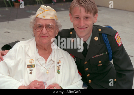 Infirmière de grand-mère et petit-fils soldat l'âge de 80 et 21 Jour commémoratif de célébrer ensemble. St Paul Minnesota MN USA Banque D'Images