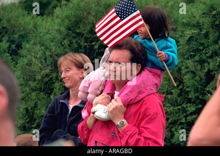 Les parents blancs avec l'âge de 34 ans fille asiatique waving flag de célébrer le Jour du Souvenir. St Paul Minnesota MN USA Banque D'Images