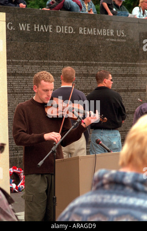 St Paul Minnesota MN USA Violoniste de 20 ans effectuant à Minnesota Vietnam Veterans Memorial Wall Memorial Day service. Banque D'Images