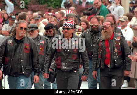 Les gardes d'honneur vétéran du Vietnam biker 55 ans marcher en procession le jour commémoratif. St Paul Minnesota MN USA Banque D'Images