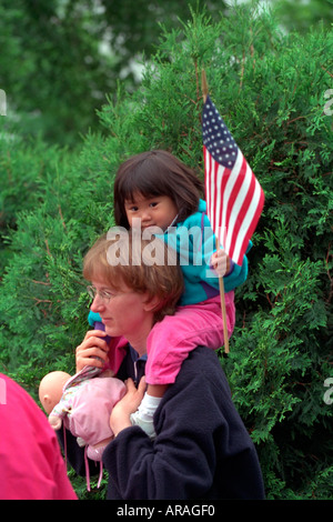 Mère et fille asiatique en agitant le drapeau américain à l'âge de 34 ans et 2 Jour commémoratif de cérémonie. St Paul Minnesota MN USA Banque D'Images