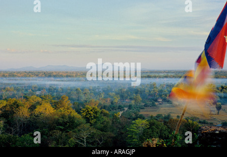 Vue sur la jungle depuis le sommet de Prasat Thom pyramide, Koh Ker, province de Preah Vihear, le Cambodge Banque D'Images