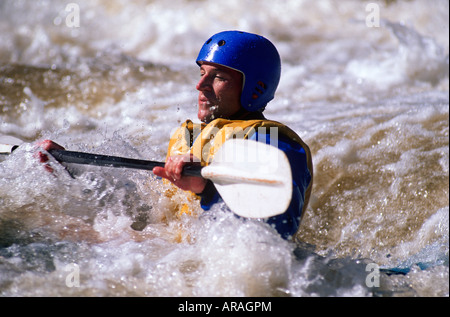 Kayak en eau vive sur Clear Creek, près de Golden Colorado Banque D'Images