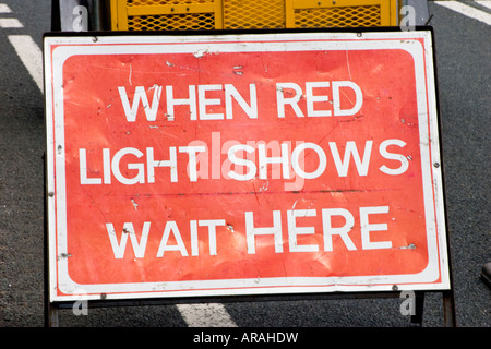 Lorsque la lumière rouge indique attendre ici road sign Banque D'Images