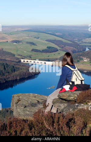 Walker femelle assis sur Bamford Edge dans le Derbyshire 'Grande-bretagne' Banque D'Images