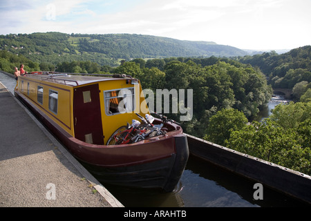 Bateau sur Canal pont-canal de Pontcysyllte sur le canal de Llangollen sur la rivière Dee Wales UK Banque D'Images
