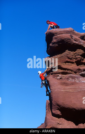 Grimpeurs à Fisher towers près de Moab Utah Banque D'Images