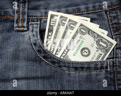 Dollars dans une poche de jeans Banque D'Images