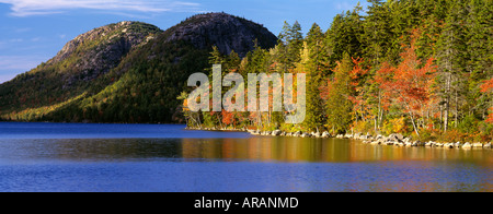 Couleurs d'automne dot rive du Jourdain, étang avec des bulles dans la distance, l'Acadia National Park, Maine Banque D'Images