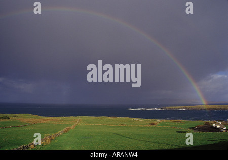 Un arc-en-ciel améliore le cadre magnifique dans les régions rurales de Donegal, sur la côte nord-ouest de l'Irlande Banque D'Images