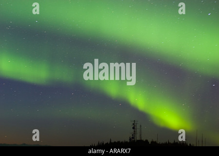 Northern Lights plus complexe de l'antenne sur la colline Banque D'Images