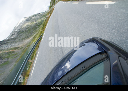 L'avant de voiture bleue conduire sur route de montagne, la Norvège Banque D'Images