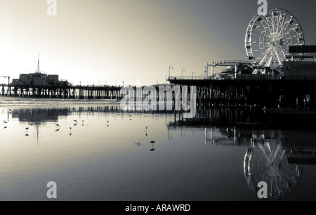 Marée basse noir et blanc Réflexions au coucher du soleil la jetée de Santa Monica Santa Monica Los Angeles County California USA Banque D'Images